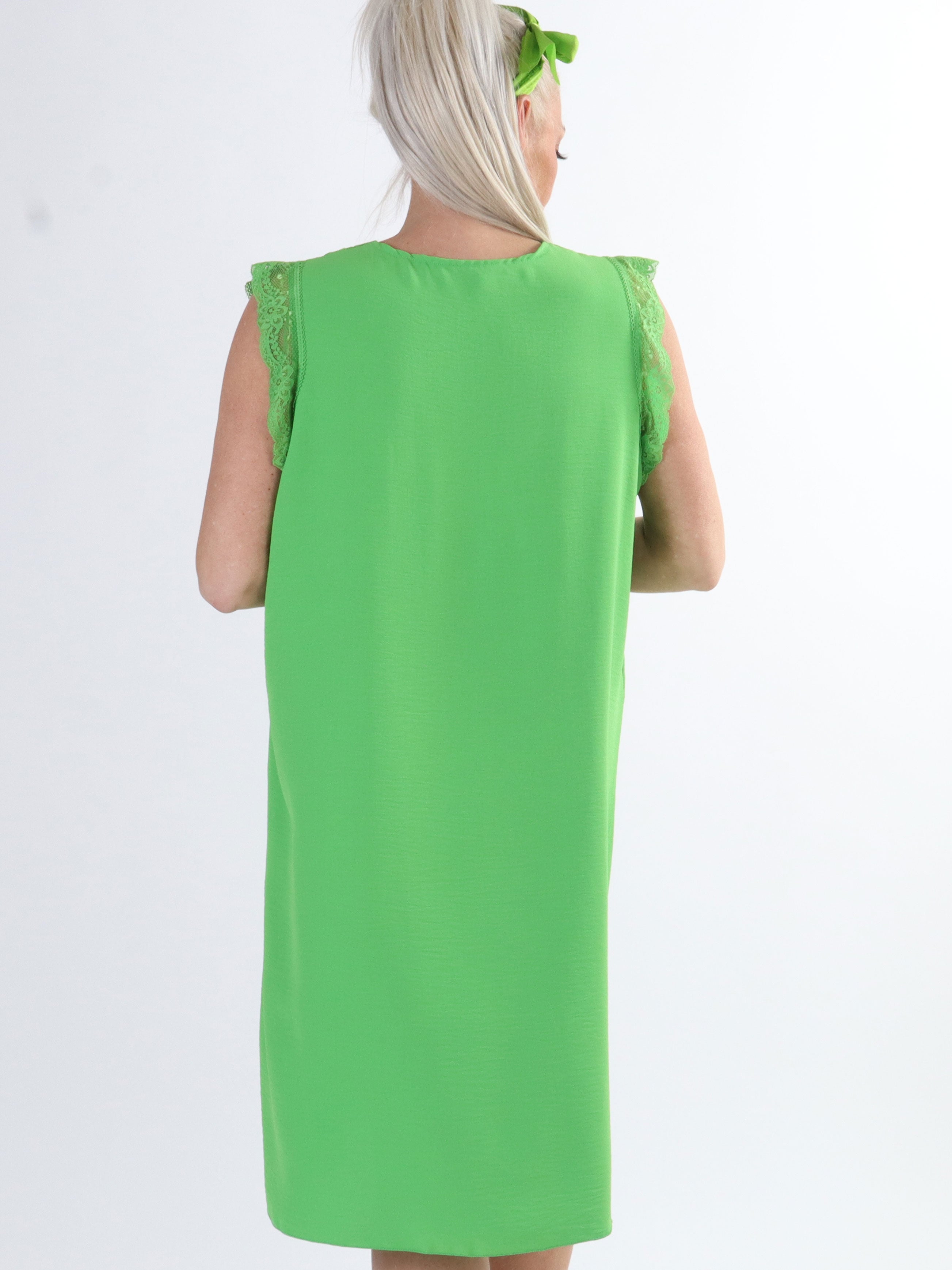 Elly - Sød plus size sommerkjole med søde blonder